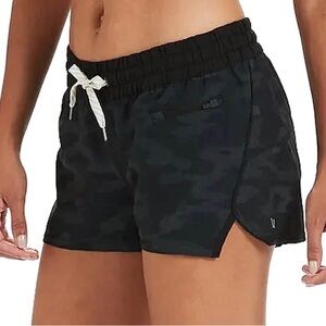 Vuori clementine shorts black and gray camo size medium
